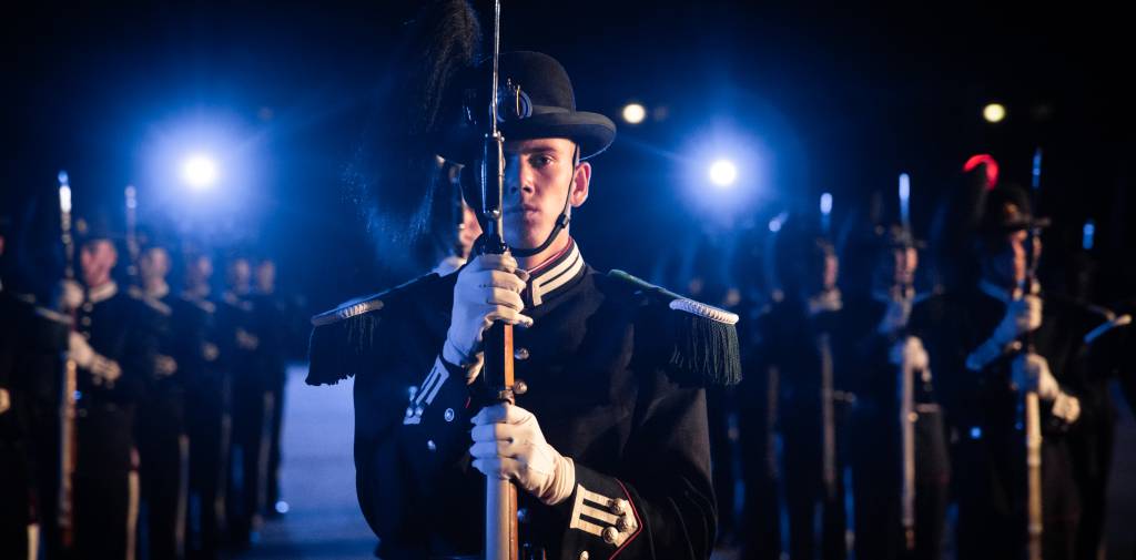 Hans Majestet Kongens Gardes 3. Gardekompani som fremfører flomlysdrill 2018 *** Local Caption *** HMKG's 3rd Guarding company performing floodlight drill 2018
