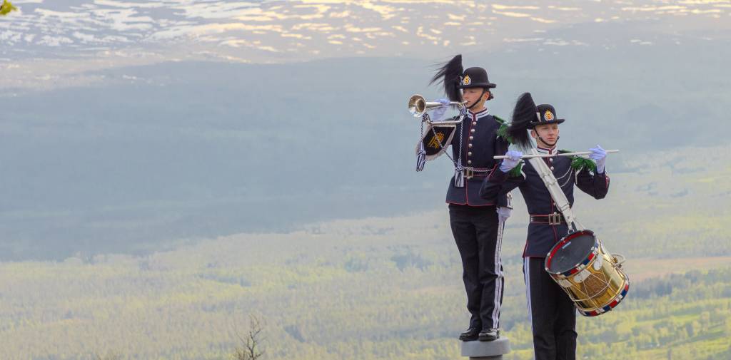 Gardister fra drilltroppen og musikktroppen øverst i Målselv Fjellandsby, under innlandsturne i Nord-Norge