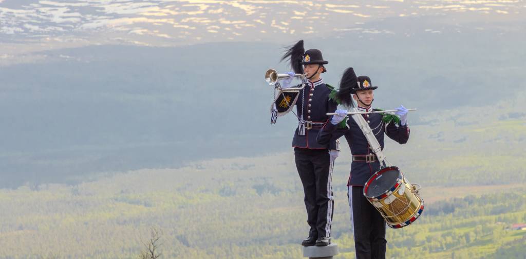 Gardister fra drilltroppen og musikktroppen øverst i Målselv Fjellandsby, under innlandsturne i Nord-Norge