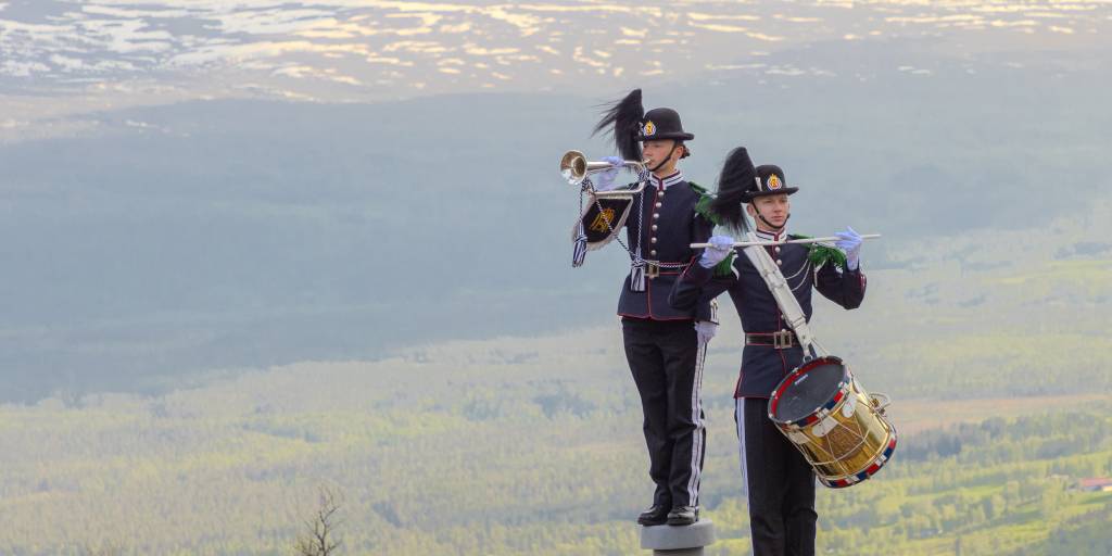 Gardister fra drilltroppen og musikktroppen øverst i Målselv Fjellandsby, under innlandsturne i Nord-Norge