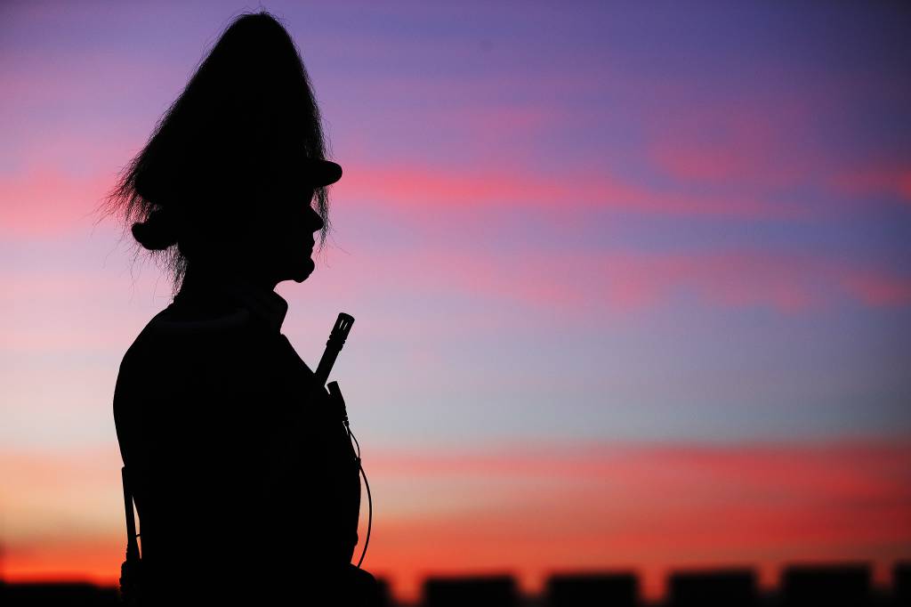 Vaktsoldater fra Hans Majestets Kongens Garde på Akershus festning i solnedgang ved Akershus slott i Oslo / Soldiers from His Majesty The Kings Guard in sunset at Akershus fortress in Oslo
