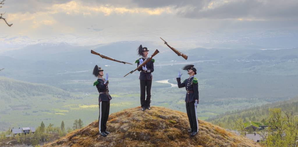 Gardister fra drilltroppen og musikktroppen øverst i Målselv Fjellandsby, under innlandsturne i Nord-Norge