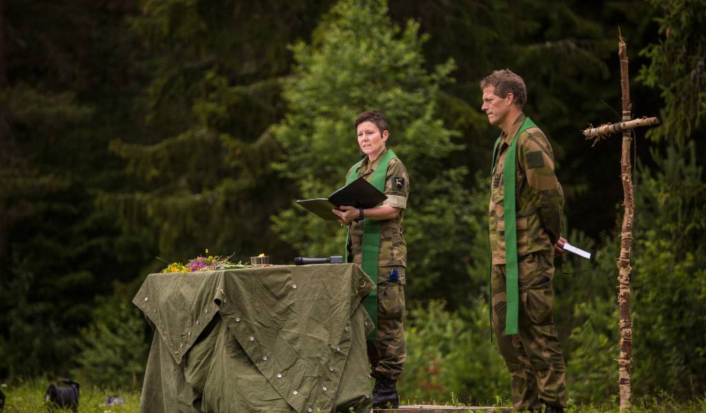Samtlige av aspirantene ved Forsvarets opptak og seleksjon avsluttet opptaket med en feltgudstjeneste.
//
The aspirants at The Norwegian Armed Forces Recruitment and Selection Process ended with a religious service out in the field.