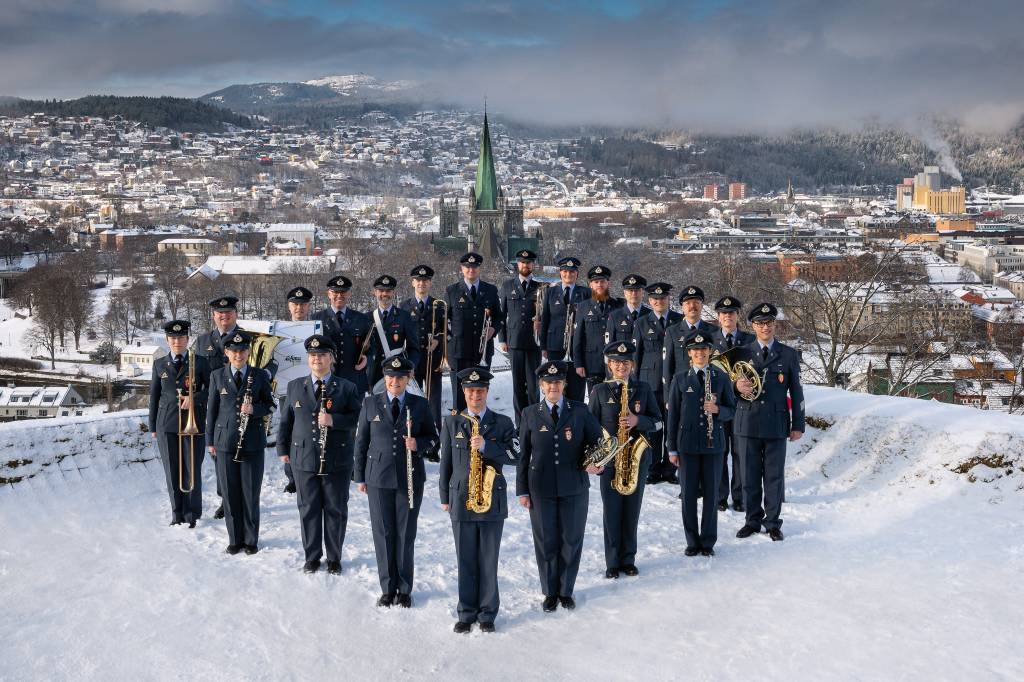 Luftforsvarets musikkorps 2020 foran Nidarosdomen