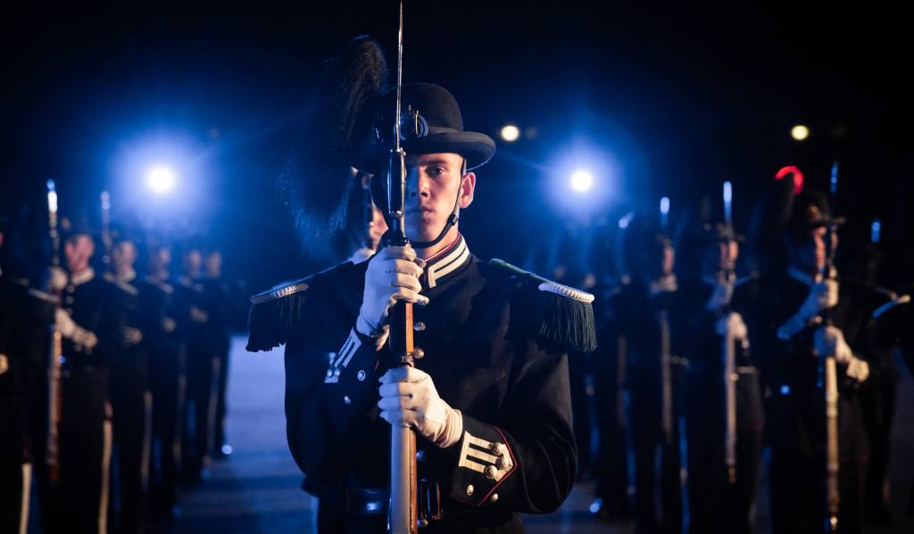 Hans Majestet Kongens Gardes 3. Gardekompani som fremfører flomlysdrill 2018 *** Local Caption *** HMKG's 3rd Guarding company performing floodlight drill 2018