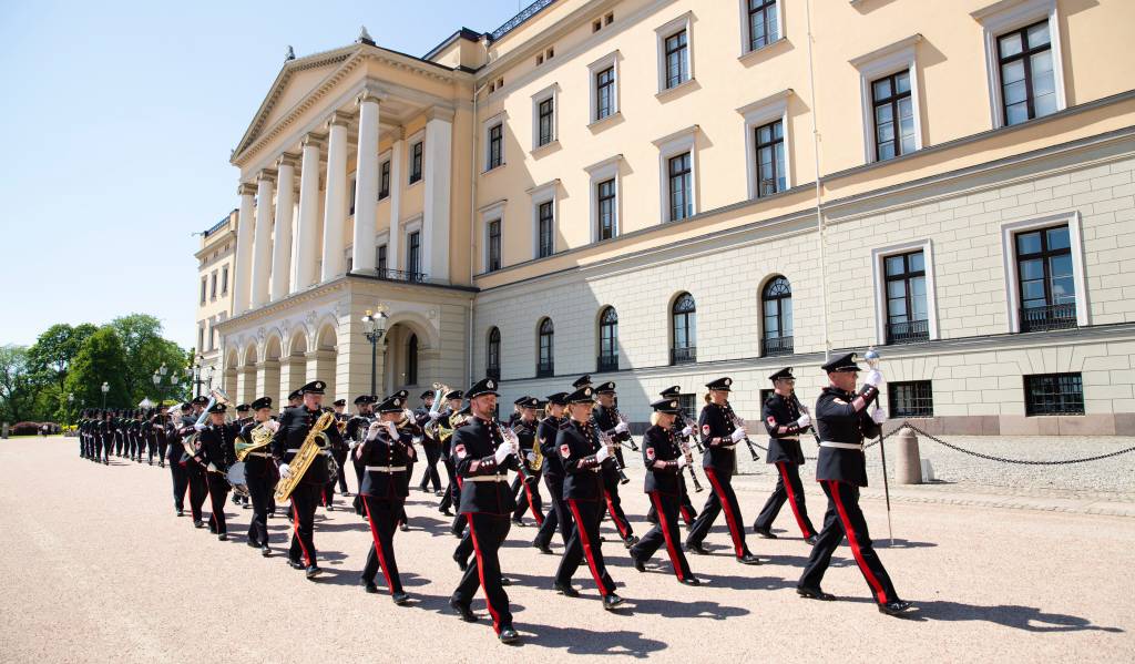 Forsvarets Stabsmusikkorps marsjerer foran Slottet i forbindese med Gardens vaktavløsning