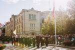 Kongelige norske marines musikkorps, også kjent som Marinemusikken, marsjerer langs Karl Johans gate i Oslo i anledning åpningen av det 167. storting.