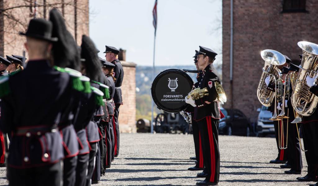 Forsvarets stabsmusikkorps på Frigjørings- og veterandagen på Akershus festning 8. mai 2023