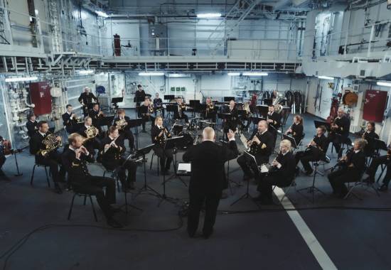 Sjøforsvarets musikkorps ombord KNM i forbindelse med en strømmet konsert under korona.