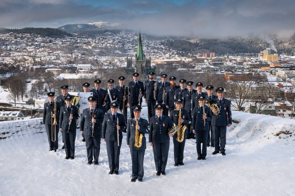 Luftforsvarets musikkorps 2020 foran Nidarosdomen