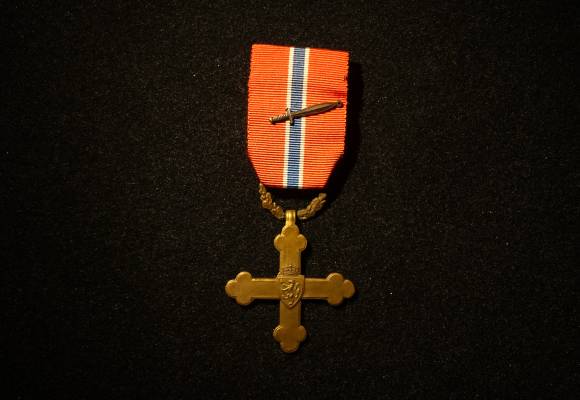 Krigskorset_med_sverd_Norges_høyest_rangerte_militære_medalje_(Norwegian_War_Cross_with_sword)_Forsvarsmuseet_(Armed_forces_Museum)_Oslo_Norway_2020-02_03002