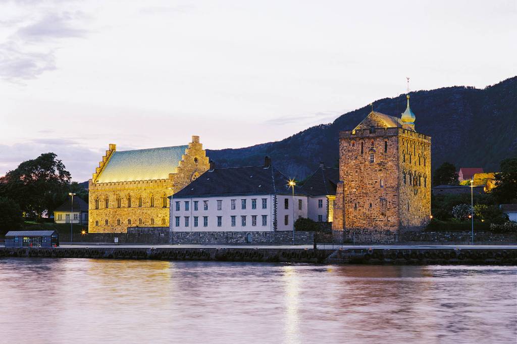 Bergenhus i skumring