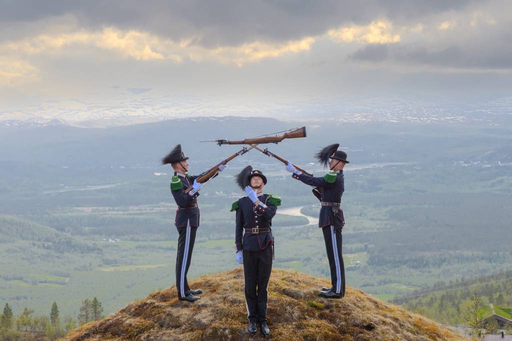 Gardister fra drilltroppen og musikktroppen øverst i Målselv Fjellandsby, under innlandsturne i Nord-Norge