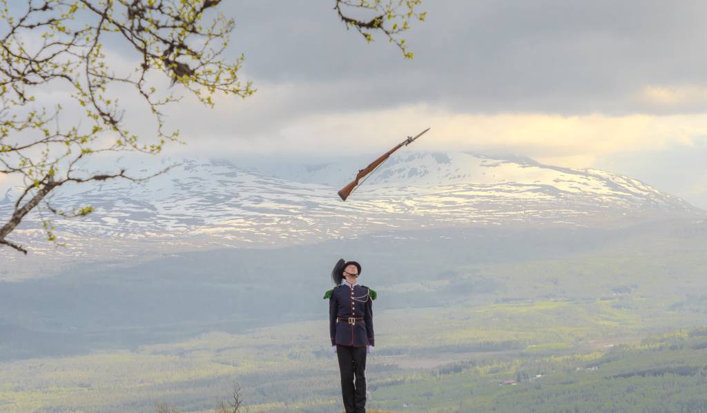 Gardister fra drilltroppen og musikktroppen øverst i Målselv Fjellandsby, under innlandsturne i Nord-Norge