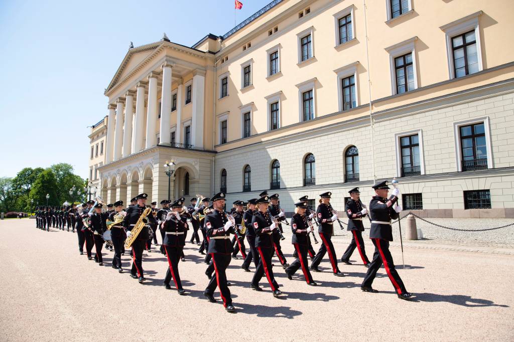 Forsvarets Stabsmusikkorps marsjerer foran Slottet i forbindese med Gardens vaktavløsning
