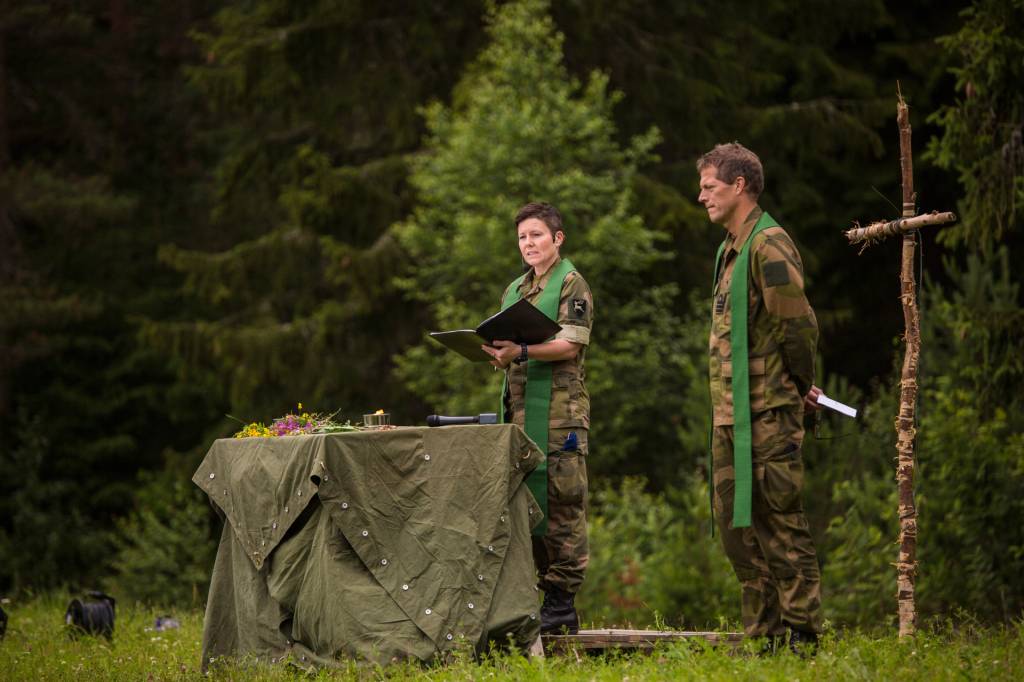 Samtlige av aspirantene ved Forsvarets opptak og seleksjon avsluttet opptaket med en feltgudstjeneste.
//
The aspirants at The Norwegian Armed Forces Recruitment and Selection Process ended with a religious service out in the field.
